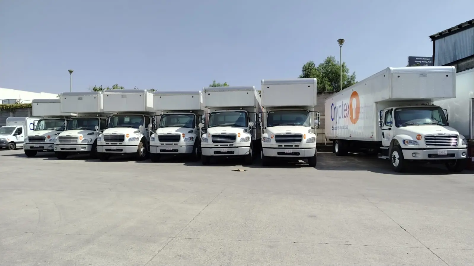 Flotilla propia de camiones Cryptex estacionados en el patio de maniobras