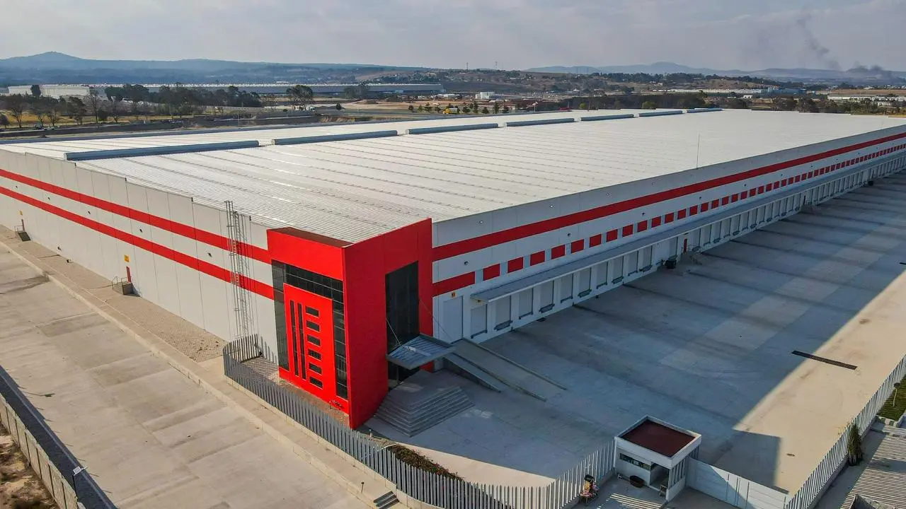 Vista aérea de la nave del Parque Industrial Cryptex con andenes de carga y patio de maniobras