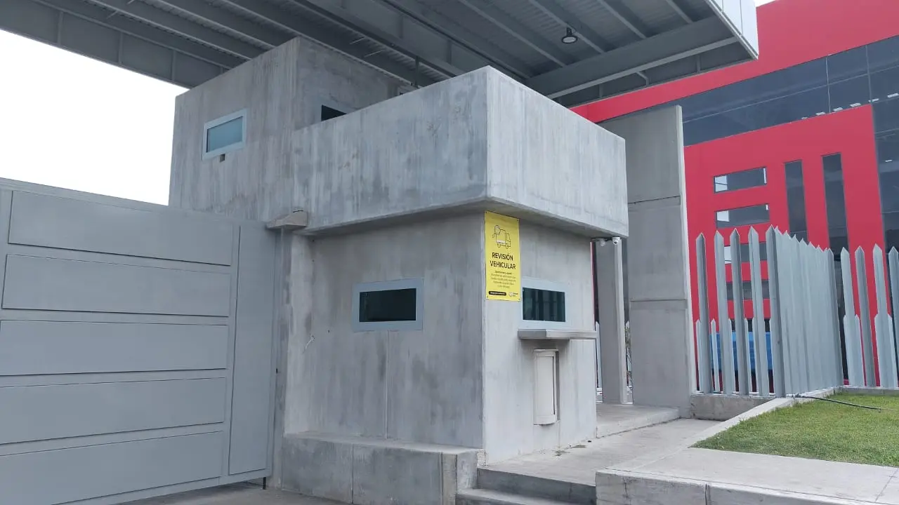 Caseta de acceso controlado con revisión vehicular en el Parque Industrial Cryptex